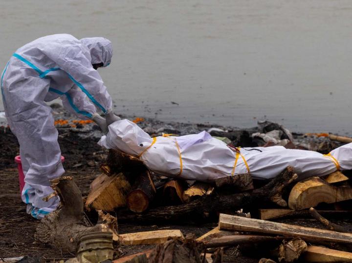 La muerte navega en río de la India