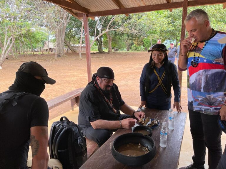 Nicolás Maduro recibe espada samurái del actor Steven Seagal