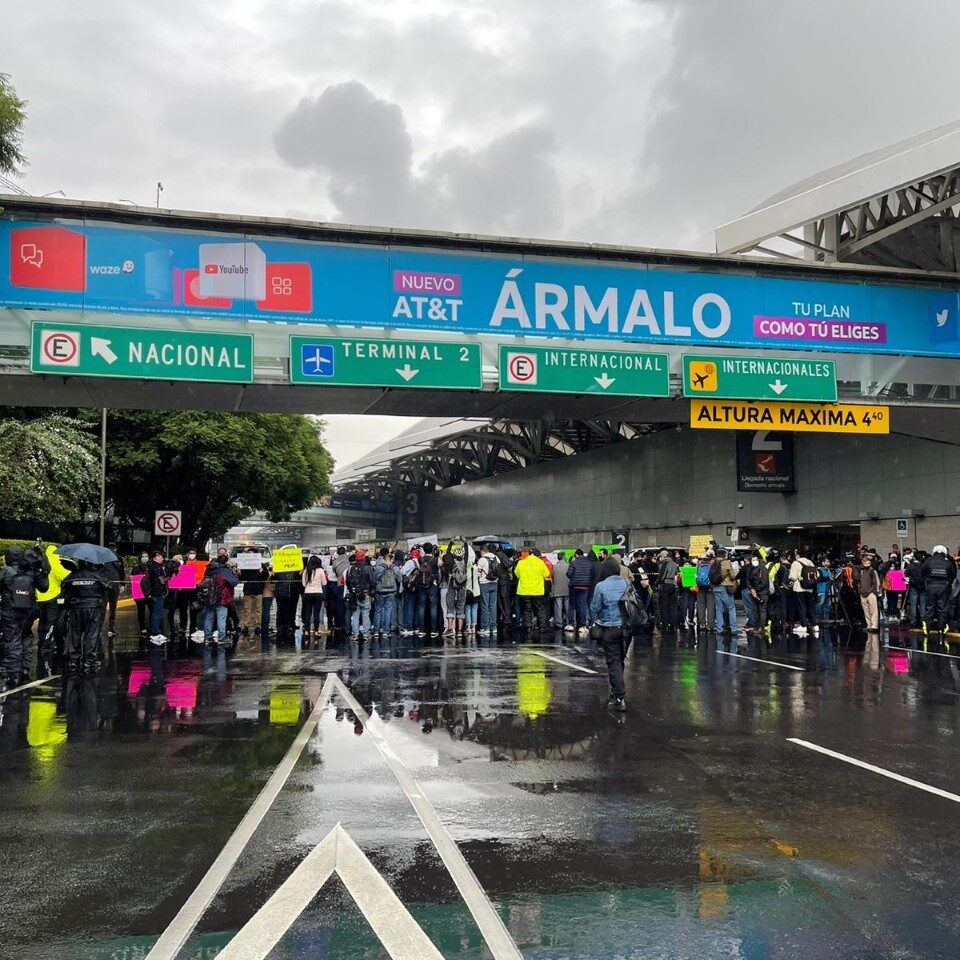 Bloquean AICM en protesta por falta de medicamentos oncológicos para niños