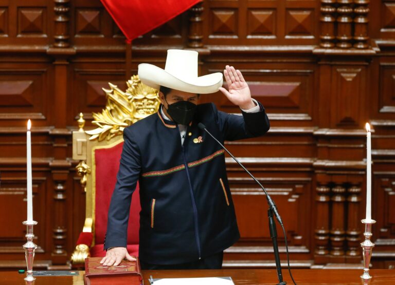 Pedro Castillo Torres tomó protesta como presidente de Perú