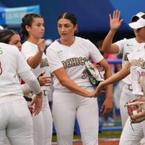 ¿Qué pasó, ya no les gustaron los colores? Equipo femenil de softbol tiró sus uniformes a la basura