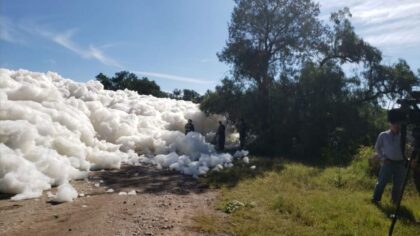 Espuma tóxica cubre presa de Valsequillo en Puebla
