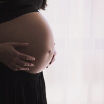 Corte ampara a trabajadora embarazada y ordena reinstalación