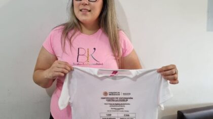 Emprendedores vs Covid-19: Imprimen certificados de vacunación en playeras