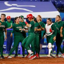 No fue todo el equipo de softbol, algunas jugadoras si cargaron con sus uniformes