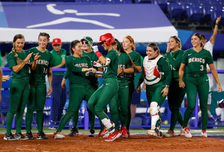 No fue todo el equipo de softbol, algunas jugadoras si cargaron con sus uniformes