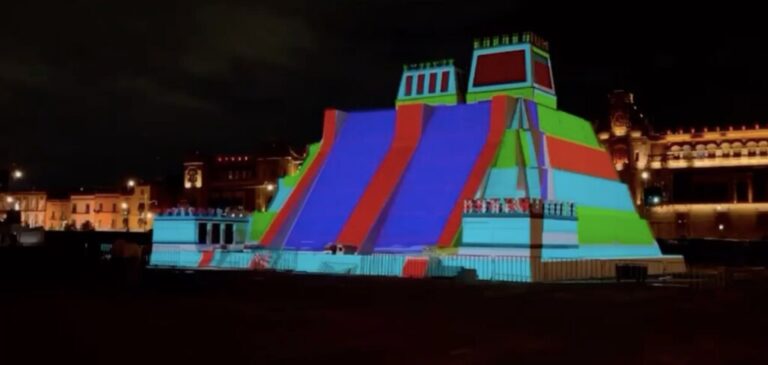 La maqueta del Templo Mayor y otras figuras que se han instalado en el Zócalo 