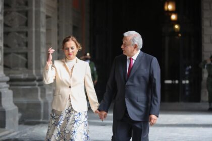 AMLO exhibe insultos contra su esposa: ¿qué gana?