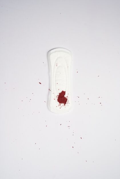 Reportan cambios menstruales tras vacuna anti COVID; ya lo investigan 