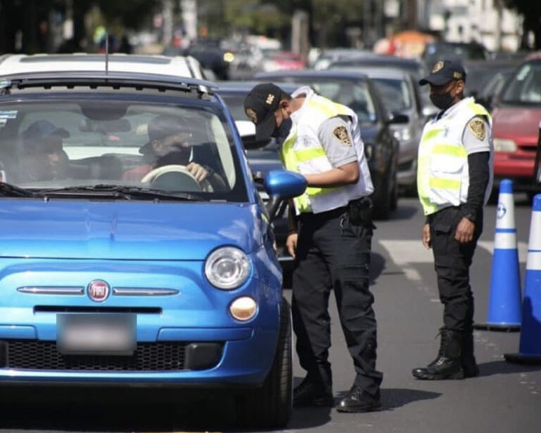 En la iglesia confío y de los policías me cuido