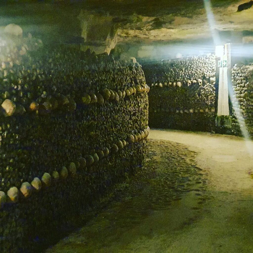 Les Catacombes: la Necrópolis de París