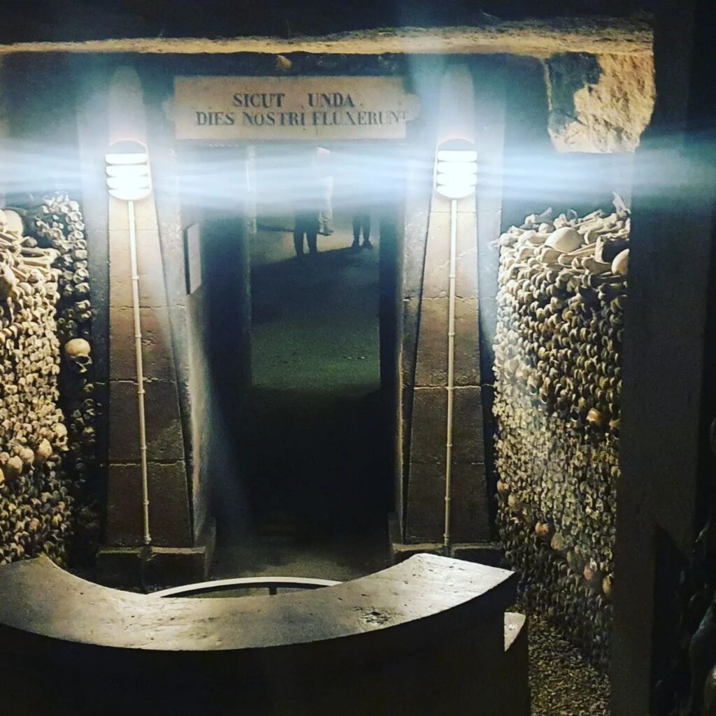 Les Catacombes: la Necrópolis de París