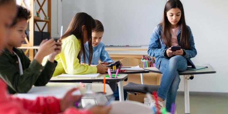 Celulares y laptops en clase, ¿Beneficio o distracción?