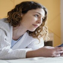 Haz scroll con sentido: consumir cultura sin solo perder el tiempo