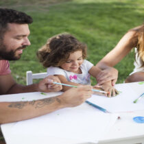 Papás sin culpa: el arte de no compararte con nadie en redes sociales