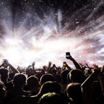 La fiebre por los conciertos en vivo: más que música, una experiencia