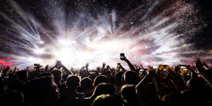La fiebre por los conciertos en vivo: más que música, una experiencia