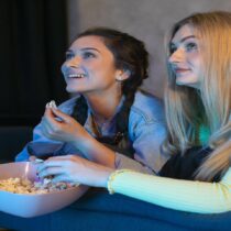 Cómo el cine y las series están regresando a vibes noventeras