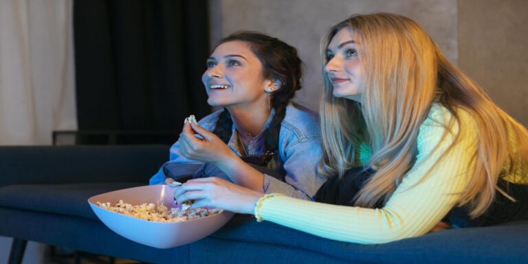 Cómo el cine y las series están regresando a vibes noventeras