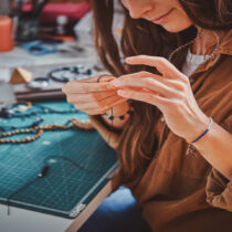 La ola de jóvenes que quieren emprender sin esperar a acabar la escuela