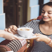 El fenómeno de los “micro-lujos”: pequeños gustos que cambian la forma de consumir