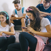 Ventajas y riesgos de las redes sociales en jóvenes