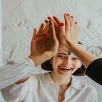 Cómo mantener motivado a un equipo que ni siquiera ves: la neta sobre el híbrido y el home office en las agencias