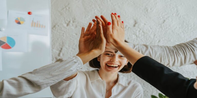 Cómo mantener motivado a un equipo que ni siquiera ves: la neta sobre el híbrido y el home office en las agencias